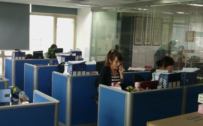 潮流服饰成衣批量定制的面料选材与环保工艺标准解析